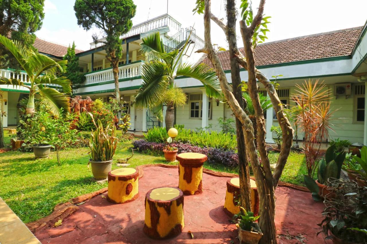 Hotel Camelia Malang Kültér fotó